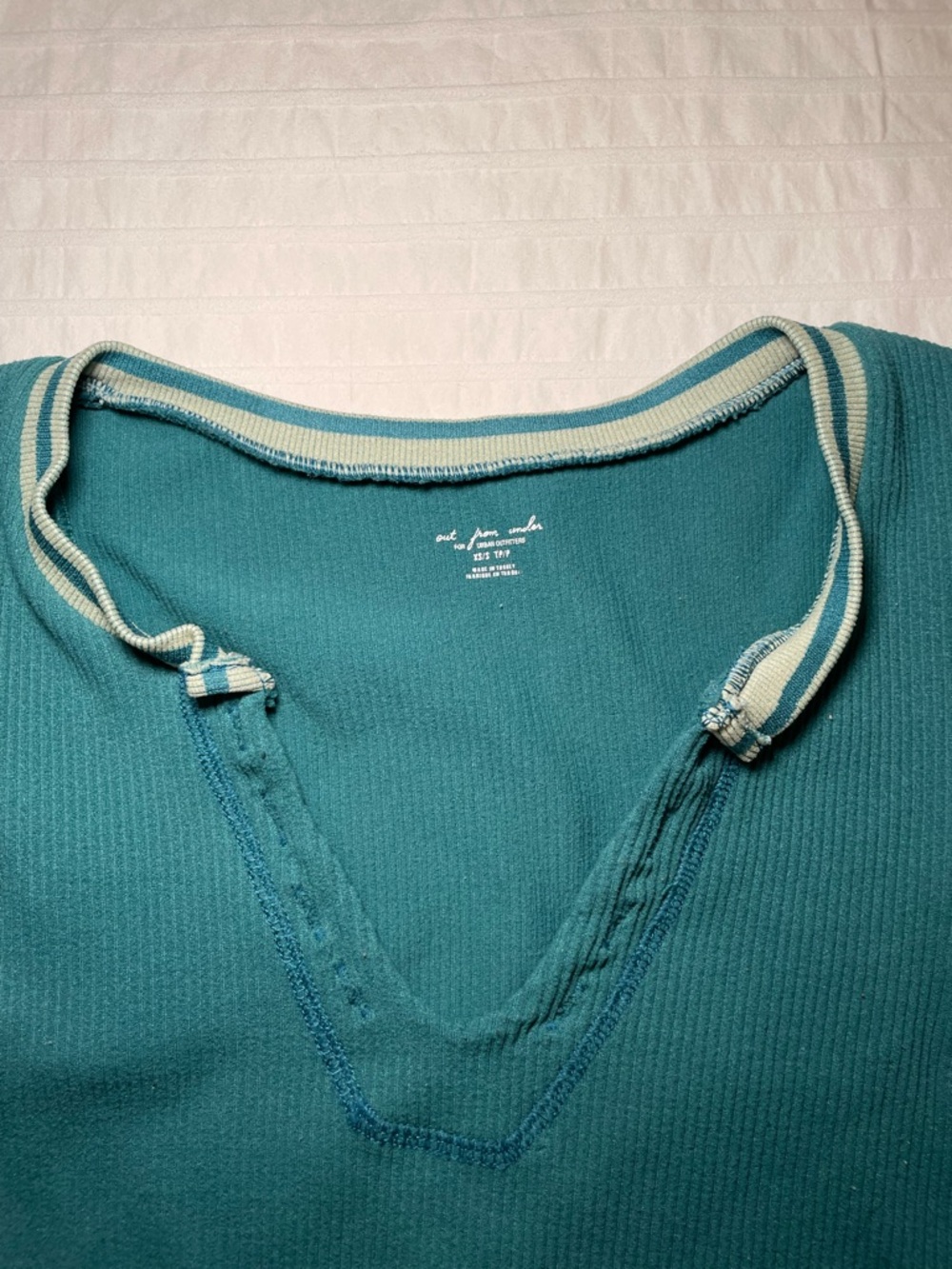 Cropped Ribbed V-Neck Top - Picture 2 of 5